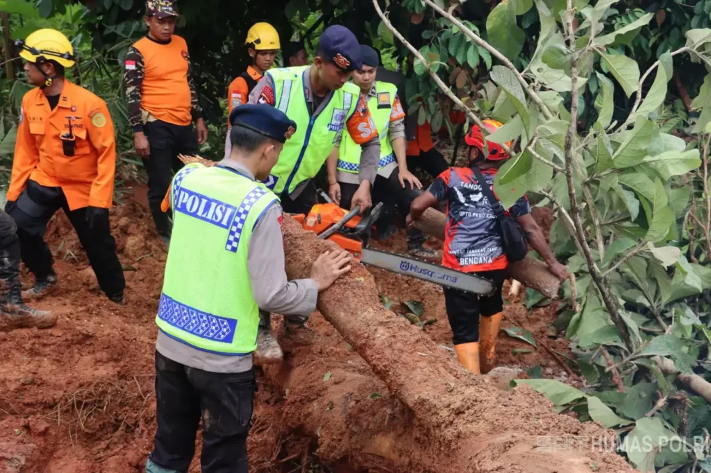 Personel Polri bersama tim gabungan melakukan pencarian korban longsor di Majenang, Cilacap, menggunakan peralatan manual dan anjing pelacak K9.(mediahub.polri.go.id)