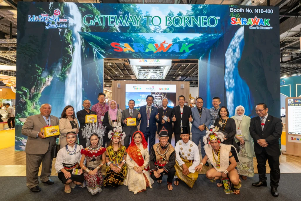 Menteri Pariwisata Sarawak YB Dato Sri Abdul Karim Rahman Hamzah bersama pejabat dan delegasi Sarawak di Paviliun Sarawak, WTM London 2025, mempromosikan kampanye Visit Malaysia Year 2026 bertema “Gateway to Borneo”.