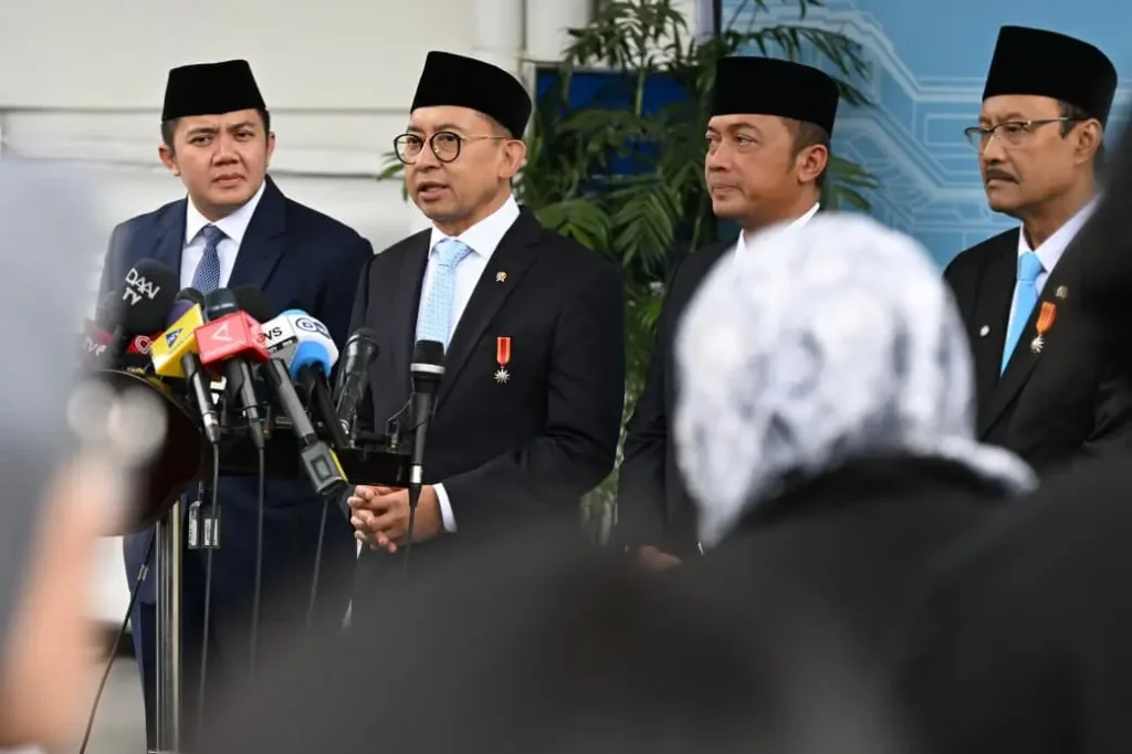 Menteri Kebudayaan Fadli Zon menyampaikan keterangan pers usai upacara penganugerahan gelar Pahlawan Nasional 2025 di Istana Negara, Jakarta. (BPMI Setpres)