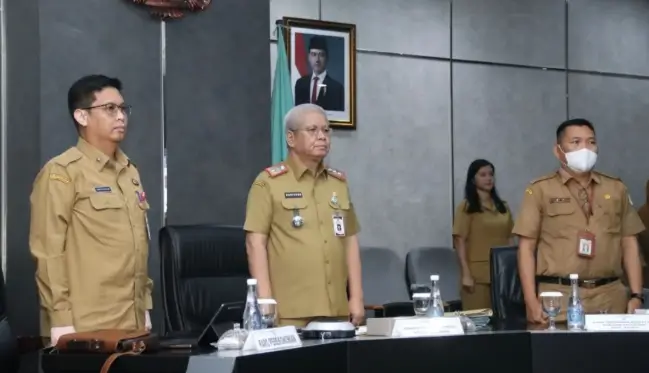 Sekretaris Daerah Provinsi Kalimantan Barat, dr. Harisson, M.Kes., mengikuti Rakor Pengendalian Inflasi Nasional yang dipimpin Mendagri Tito Karnavian secara virtual dari Kantor Gubernur Kalbar, Selasa (4/11/2025).(instagram.com/adpim.provkalbar)
