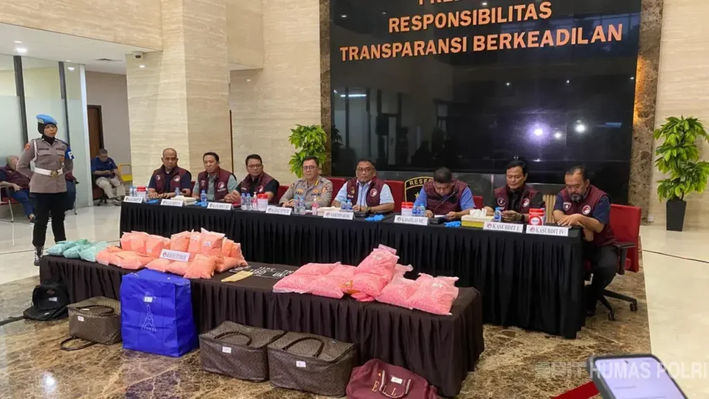 Bareskrim Polri menunjukkan barang bukti 194 ribu butir ekstasi hasil pengungkapan kasus Tol Lampung. (dok. Humas Polri)