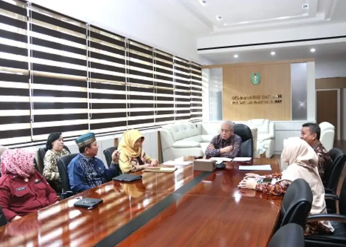 Sekda Kalbar Harisson menerima paparan BKKBN terkait Program GENTING dan sinergi percepatan penurunan stunting di Kalimantan Barat. (MC Kalbar)