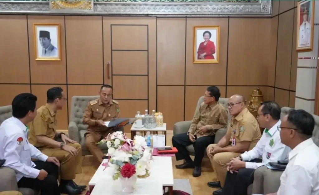 Wakil Gubernur Kalbar Krisantus Kurniawan menerima audiensi panitia Pesparani Katolik I Kalbar di Ruang Wakil Gubernur, Pontianak. (instagram.com/adpim.provkalbar)