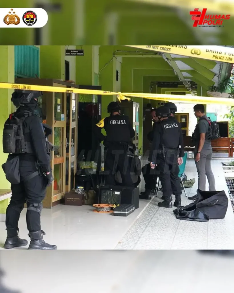 Polisi dan tim Gegana menyisir lokasi ledakan SMA 72 Jakarta Utara. (instagram.com/divisihumaspolri)