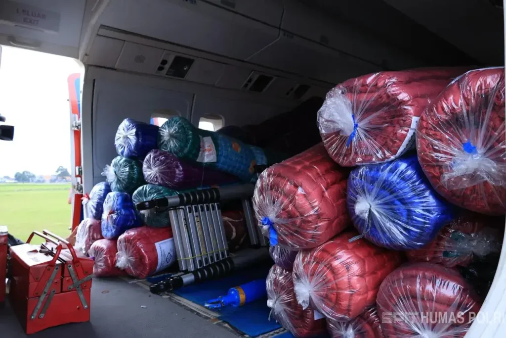 Polri melepas logistik bantuan bencana seberat 4,4 ton untuk wilayah terdampak banjir dan longsor di Sumatera Utara. (dok. Humas Polri)