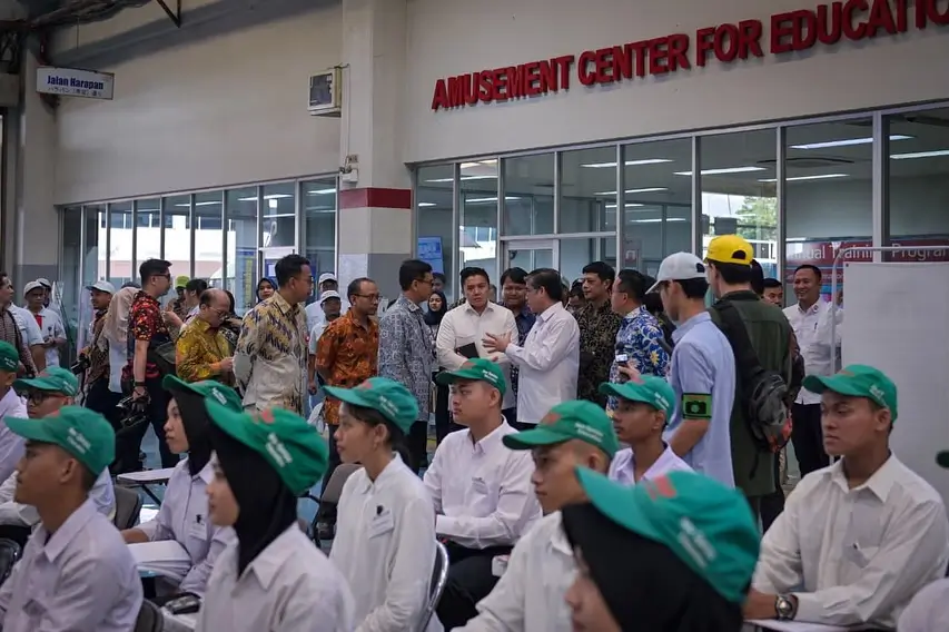 Seskab Teddy Indra Wijaya meninjau peserta Program Magang Nasional di PT Denso Indonesia. (instagram.com/sekretariat.kabinet)