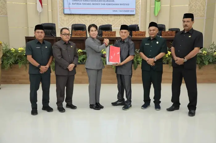 Wali Kota Singkawang Tjhai Chui Mie menyampaikan nota pengantar tiga Raperda strategis 2026 dalam rapat paripurna DPRD. (MC Singkawang)