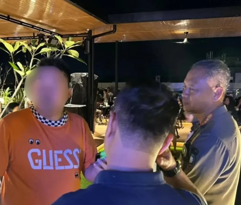 Petugas Satpol PP Pontianak menegur pengelola kafe bising dalam operasi penertiban malam hari. (instagram.com/polpp.ptk)