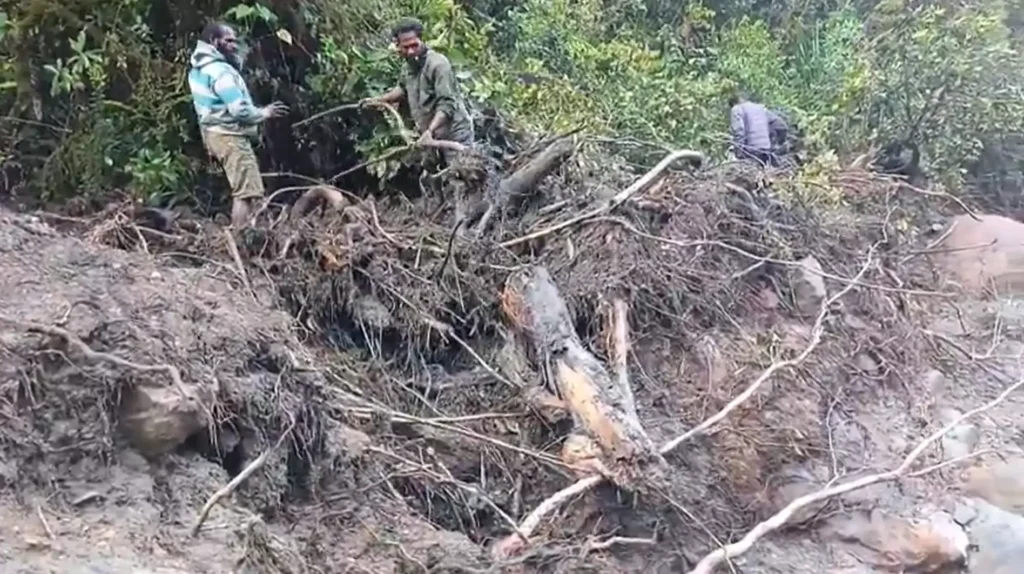 Warga menyusuri aliran sungai di Nduga, Papua Pegunungan, untuk mencari korban banjir bandang dan longsor yang menewaskan 15 warga. (x.com/yulianto_24)