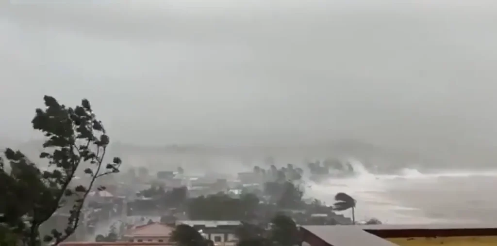 Gelombang besar dan hujan deras melanda wilayah Luzon akibat Topan Super Fung-wong. (x.com/clarkron_2008)