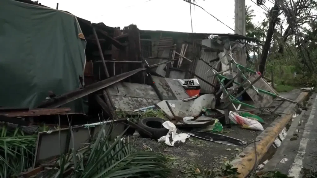 Sejumlah bangunan di wilayah timur Filipina rusak parah akibat terjangan Topan Fung-wong yang membawa angin kencang dan hujan deras. (x.com/GulistanNewsTV)