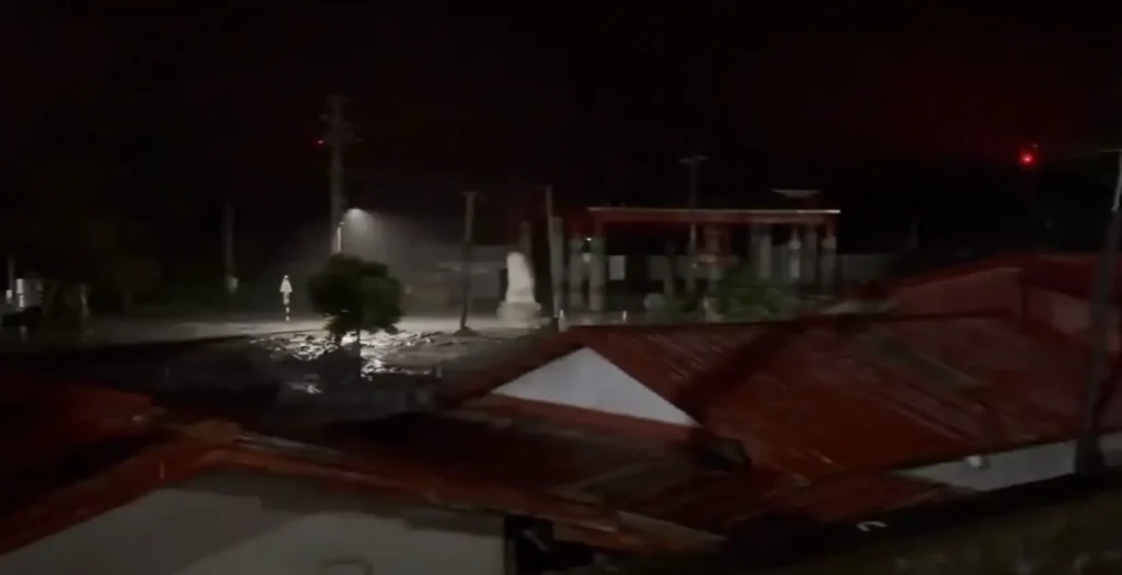 Banjir lumpur menerjang Desa Mingli di Hualien, Taiwan, setelah tanggul sungai jebol akibat terjangan Topan Fung-Wong. (x.com/WeatherMonitors)