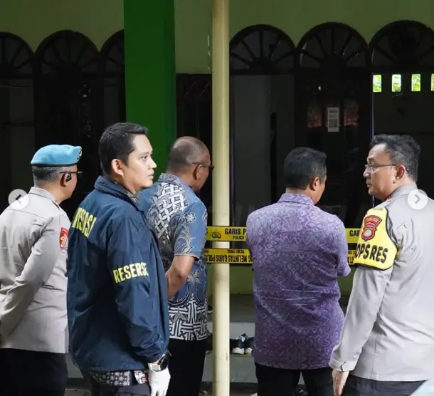 Polisi mengungkap pelaku ledakan bom rakitan di masjid SMAN 72 Kelapa Gading, diduga terinspirasi ideologi neo-Nazi dan aksi kekerasan global. (instagram.com/divisihumaspolri)