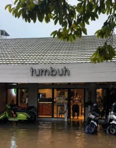 Genangan air akibat hujan di kawasan Kafe Tumbuh, Pontianak, pada 13 November 2025.