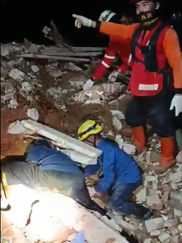 Tim SAR mengevakuasi warga dan mencari korban hilang akibat longsor yang menerjang tiga desa di Kabupaten Cilacap. (x.com/BNPB_Indonesia)