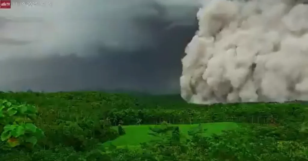Asap putih tebal membumbung dari kawah Gunung Semeru saat aktivitas vulkanik meningkat, 22 November 2025. (x.com/GameBUSD)