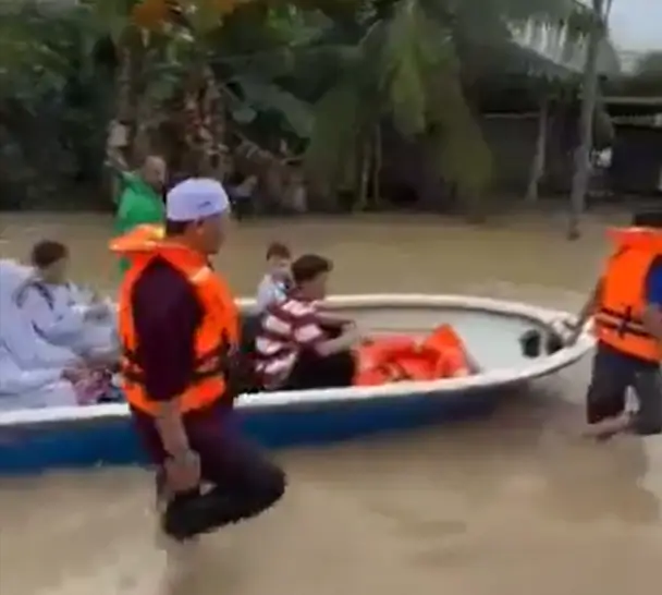 Warga Malaysia dievakuasi saat banjir besar melanda tujuh negara bagian selama musim monsun. (x.com/1SanatanSatya)
