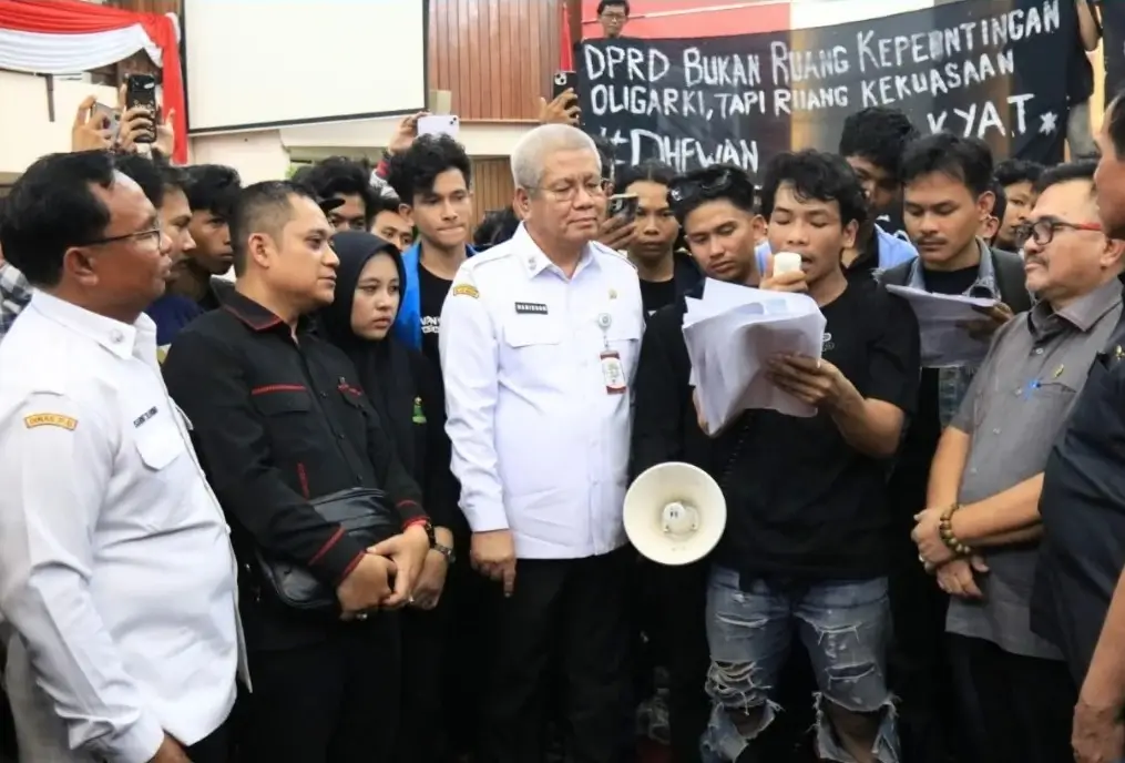 Sekda Kalbar Harisson dan Ketua DPRD Aloysius saat menanggapi aspirasi mahasiswa di Gedung DPRD Provinsi Kalimantan Barat.(instagram.com/adpim.provkalbar)