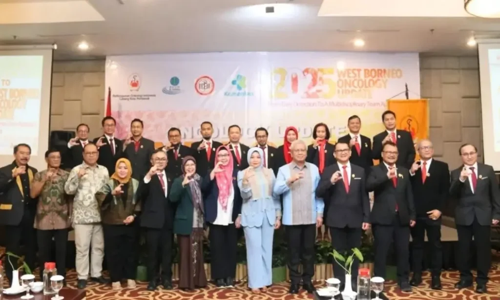 Sekda Kalbar dr. H. Harisson, M.Kes., membuka secara resmi Workshop dan Simposium West Borneo Oncology Update 2025 di Hotel Mercure Pontianak, Minggu (2/11/2025). (instagram.com/adpim.provkalbar)