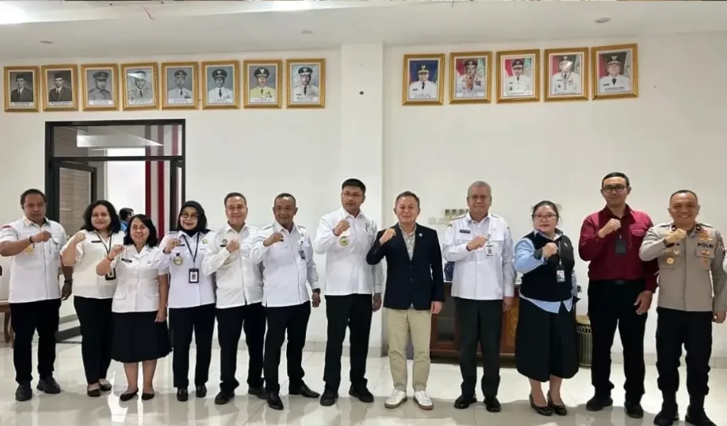 Wamen HAM Mugiyanto disambut Sekda Kalbar Harisson setibanya di Bandara Supadio dalam kunjungan kerja penguatan implementasi HAM. (instagram.com/adpim.provkalbar)