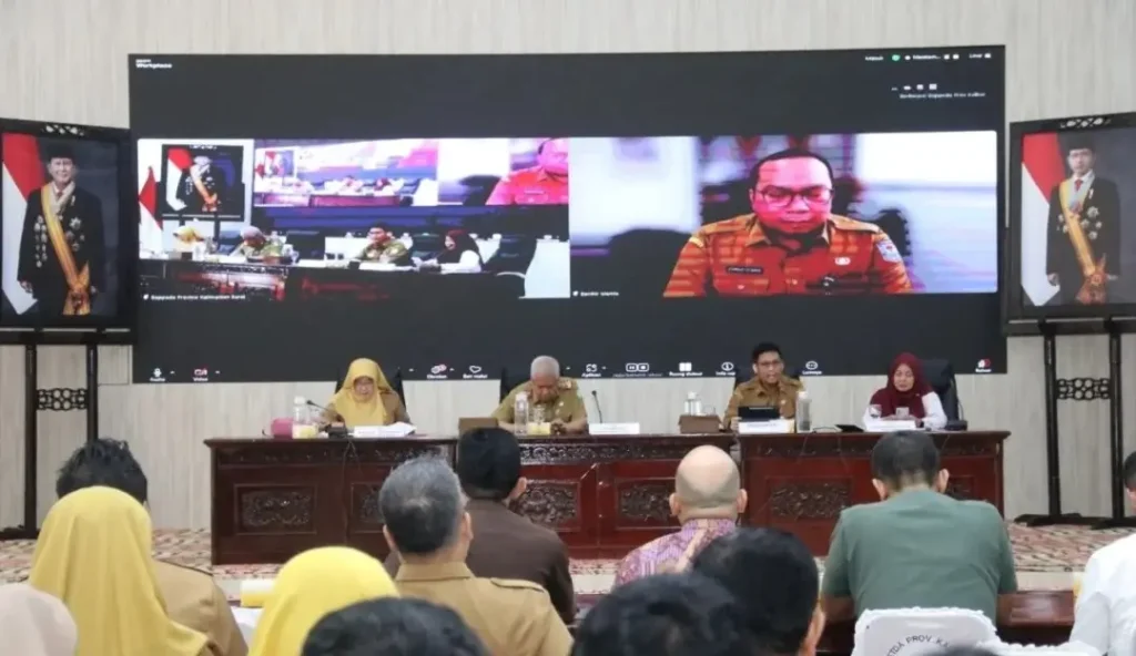 Sekda Provinsi Kalimantan Barat Harisson memberikan arahan pada Rapat Koordinasi Percepatan Pertumbuhan Ekonomi Daerah di Pontianak. (instagram.com/adpim.provkalbar)