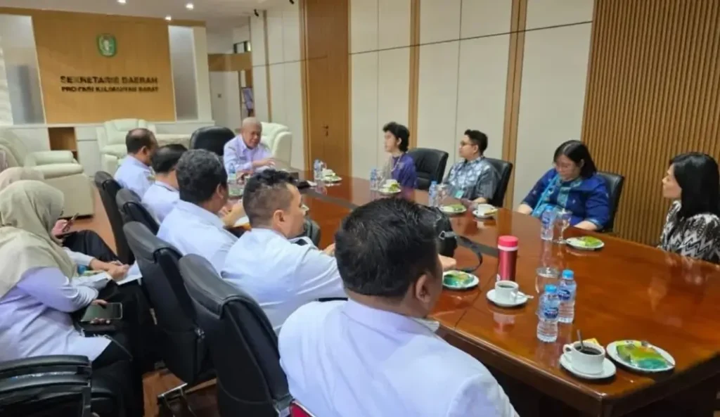 Sekda Kalbar bersama Tim Pengampuan Nasional RSCM saat audiensi penguatan layanan kesehatan ibu dan anak di Kantor Gubernur Kalimantan Barat. (instagram.com/adpim.provkalbar)