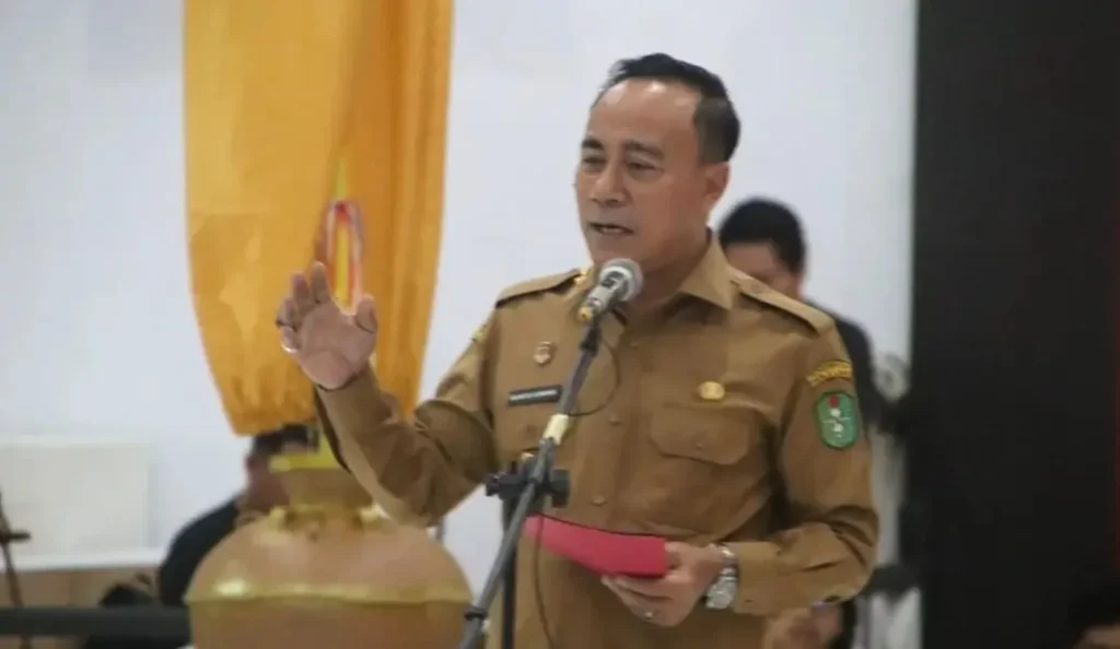 Wagub Kalbar Krisantus Kurniawan memberikan arahan saat melepas Tim Kesenian Kalbar untuk Parade Tari Nusantara 2025 di TMII Jakarta. (instagram.com/adpim.provkalbar)