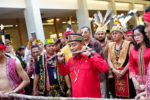 Wakil Gubernur Kalbar Krisantus Kurniawan membuka Pekan Gawai Dayak ke-3 di Tangerang bersama Forum Dayak Kalimantan Jakarta.(instagram.com/adpim.provkalbar)