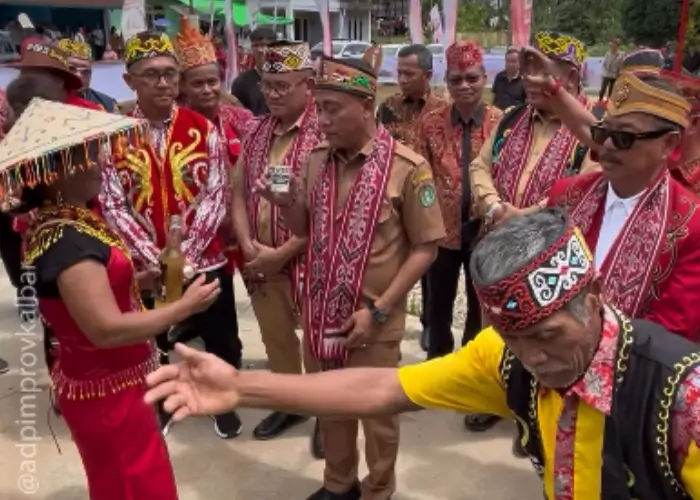 Wakil Gubernur Kalimantan Barat Krisantus Kurniawan bersama Bupati Sanggau Yohanes Ontot saat meresmikan Rumah Betang Bidayuh Labak Nyeru di Desa Entikong, Sanggau. (instagram.com/adpim.provkalbar)