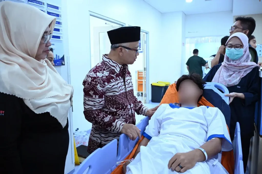 Wakil Menteri Pendidikan Dasar dan Menengah Atip Latipulhayat saat meninjau SMA Negeri 72 Jakarta, memastikan dukungan pemulihan berjalan optimal.(Foto: Dok Kemendikdasmen)