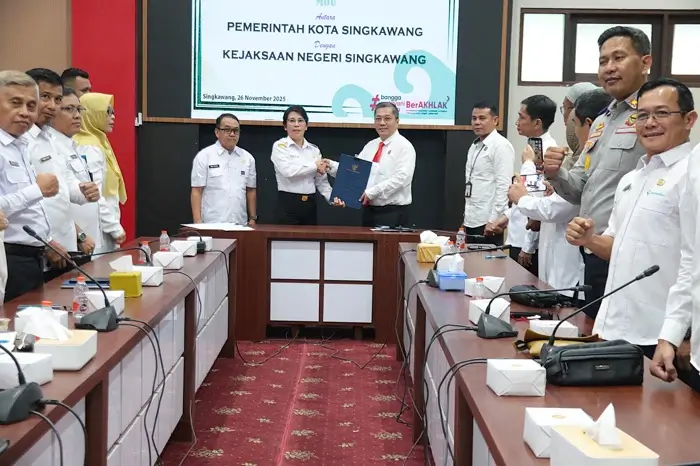 Wali Kota Singkawang dan Kepala Kejari menandatangani PKS Bantuan Hukum Perdata dan TUN di Ruang Rapat Wali Kota. (dok. MC Singkawang)