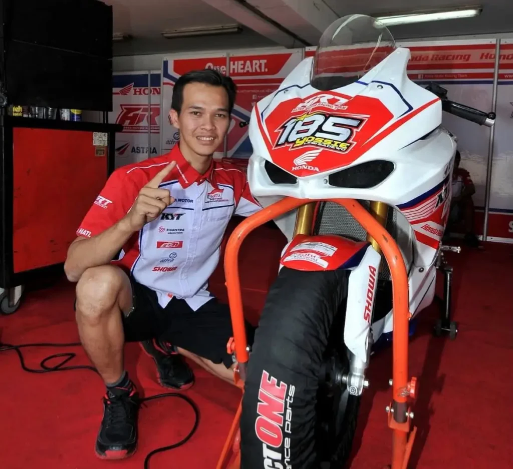 pembalap Yossie Legi Sadewo asal Kalimantan Barat bersiap di Sirkuit Mandalika bersama Astra Racing Team Indonesia