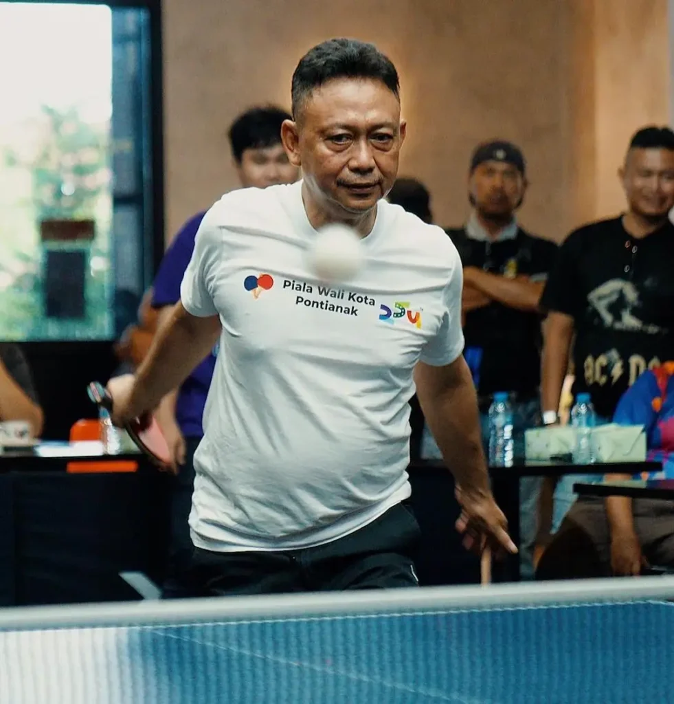 Wali Kota Pontianak Edi Kamtono saat bertanding tenis meja melawan Wakil Wali Kota Bahasan pada Kejuaraan Tenis Meja Piala Wali Kota 2025.