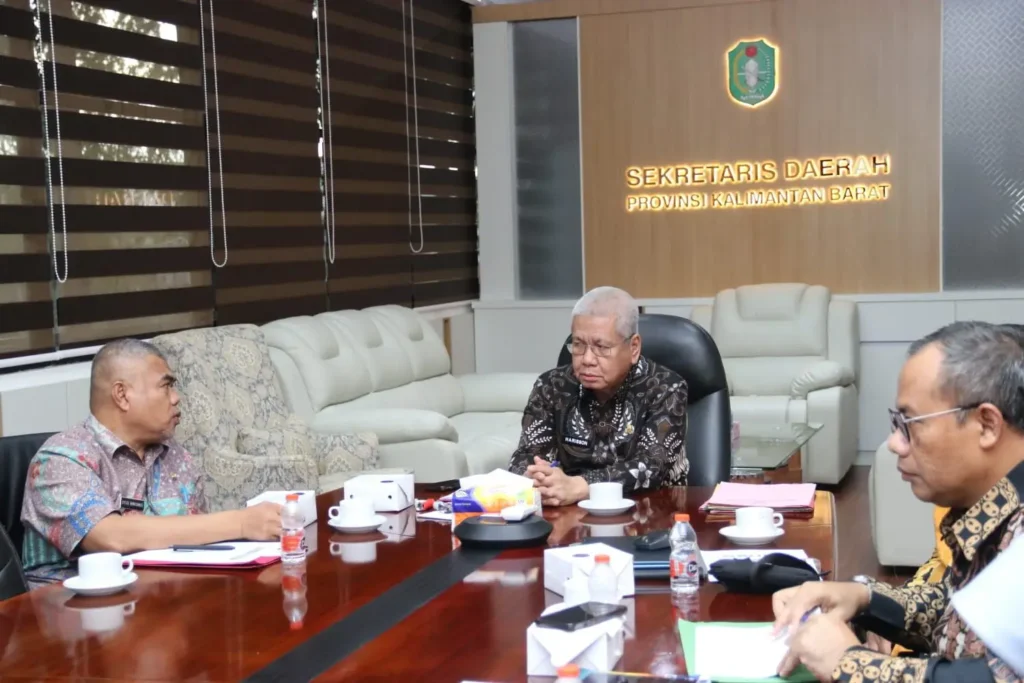 Sekda Kalbar Harisson saat mengikuti rapat koordinasi percepatan pembangunan Koperasi Desa Merah Putih secara virtual di Kantor Gubernur Kalbar.