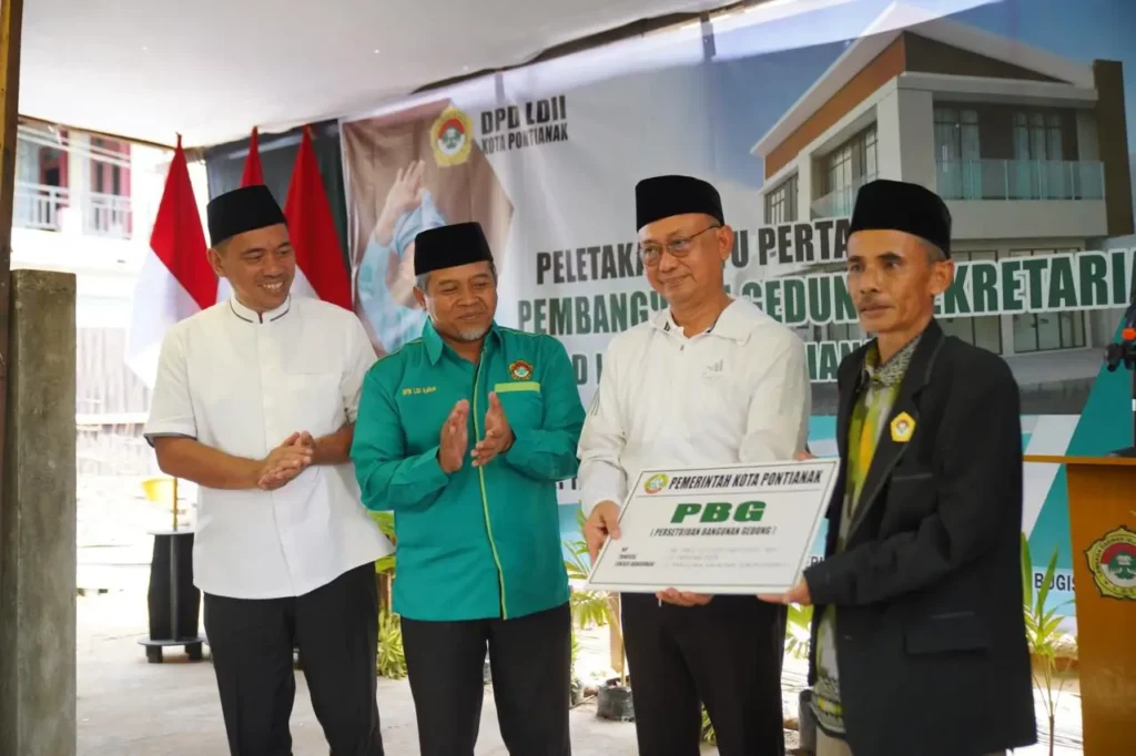 Wali Kota Pontianak Edi Rusdi Kamtono menyerahkan secara simbolis Izin Persetujuan Bangunan Gedung (PBG) Sekretariat DPD LDII Kota Pontianak.