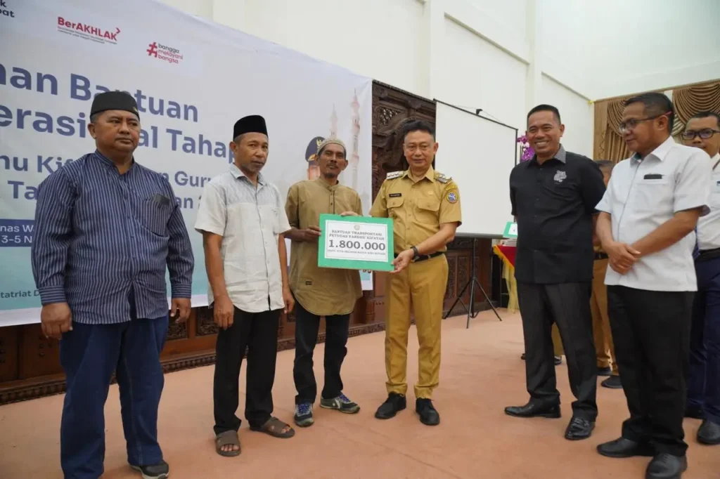 Wali Kota Pontianak Edi Rusdi Kamtono menyerahkan bantuan transportasi secara simbolis kepada petugas fardhu kifayah.
