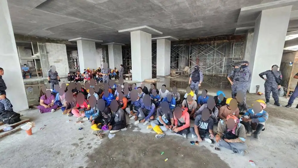 Petugas Imigrasi Sarawak mengamankan pekerja konstruksi asal Indonesia dalam Operasi Mahir di Kuching.