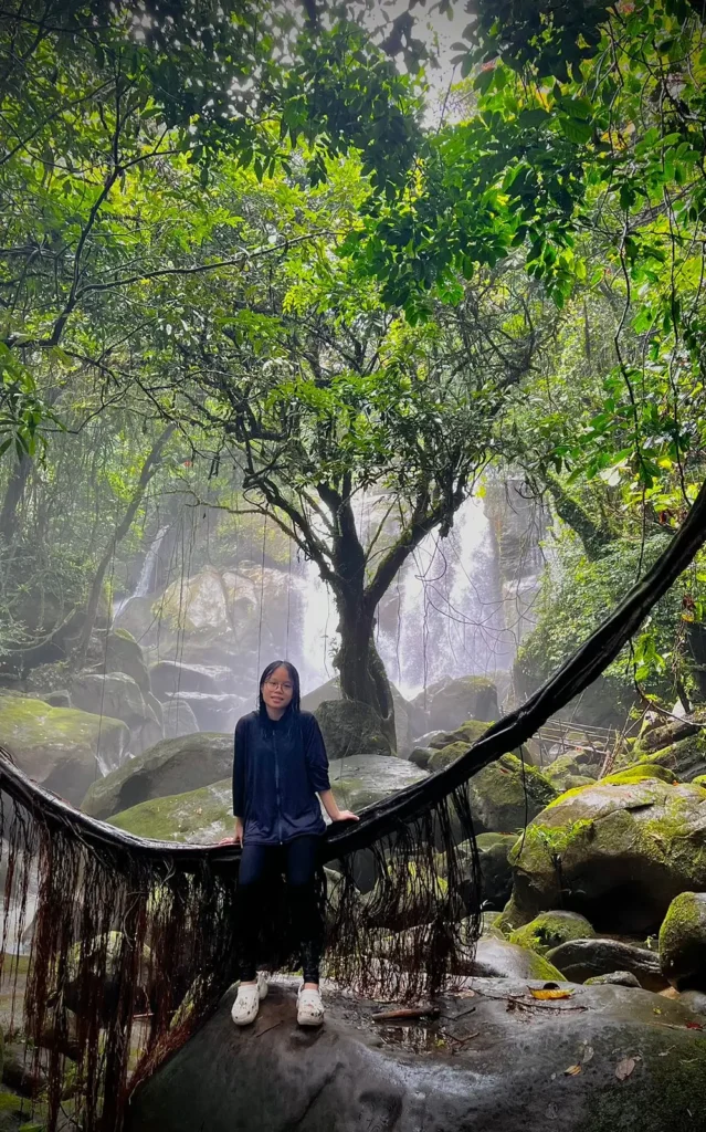 Air terjun Susung di Bengoh Dam, Sarawak, yang dijuluki Jurrasic Park karena dikelilingi hutan purba dan pepohonan besar alami.