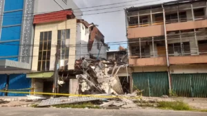 Bangunan ruko yang ambruk di Jalan Sisingamangaraja akibat dimakan usia.