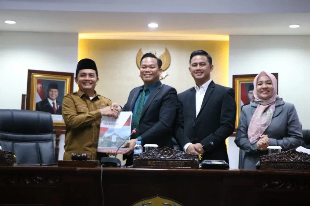 Penyerahan pandangan umum Fraksi-fraksi DPRD Kota Pontianak terhadap Ranperda tentang APBD Kota Pontianak Tahun Anggaran 2026.