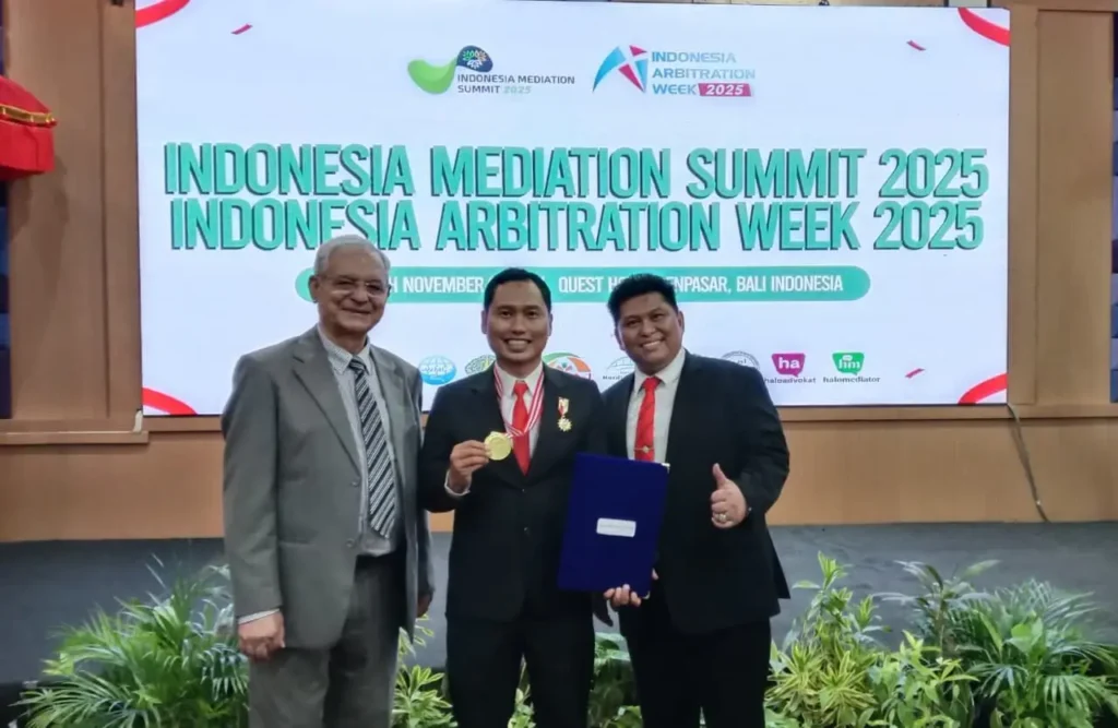 Tegguh Yuliarto (tengah) bersama Presiden DSI Sabela Gayo (kiri) saat menerima penghargaan IADR Awards 2025 di Bali.