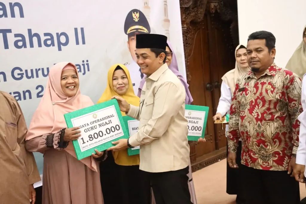 Wakil Wali Kota Pontianak Bahasan menyerahkan secara simbolis bantuan operasional bagi guru ngaji tradisional.