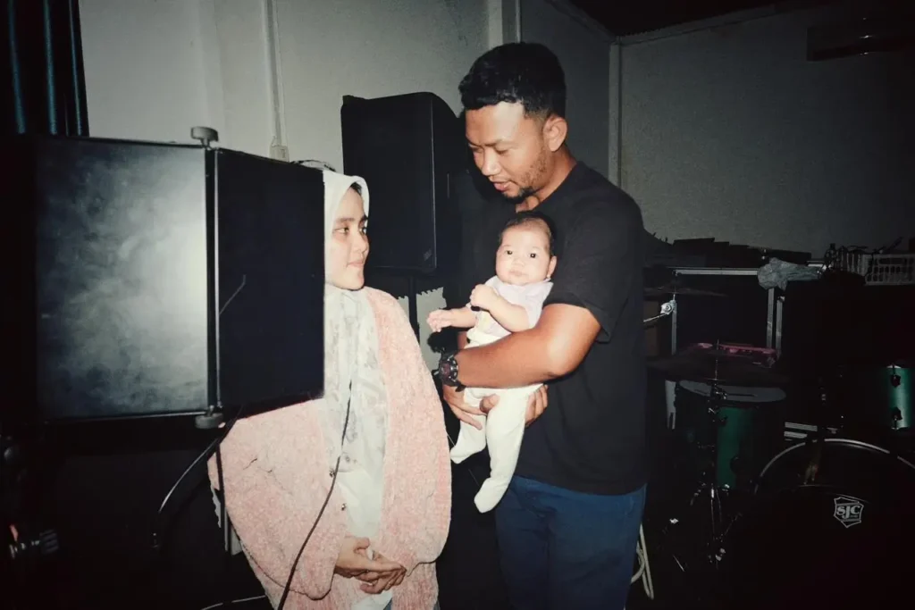 Duo musisi asal Pontianak, Manjakani, memperkenalkan album kedua mereka dalam sesi dengar bersama media di Toko Kami, Pontianak, Selasa (4/11/2025). Album ini sepenuhnya diproduksi di Pontianak dan akan dirilis resmi pada 7 November 2025.