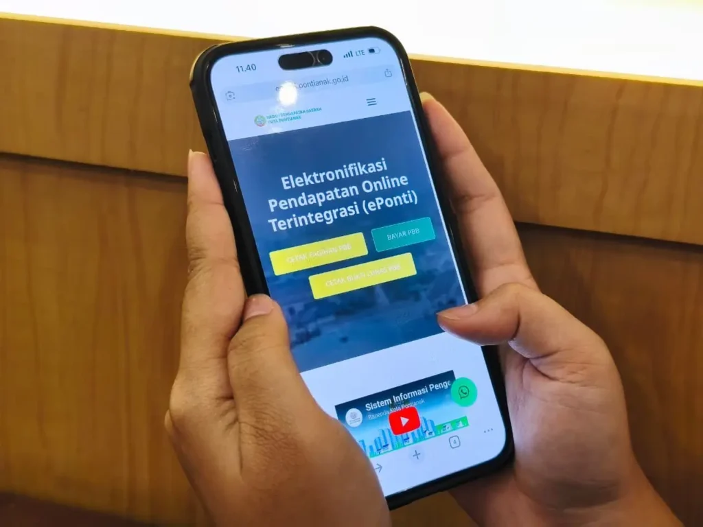 Warga memanfaatkan aplikasi ePonti untuk membayar Pajak Bumi dan Bangunan (PBB) secara digital, bagian dari inovasi Pemkot Pontianak dalam meningkatkan efisiensi layanan publik.