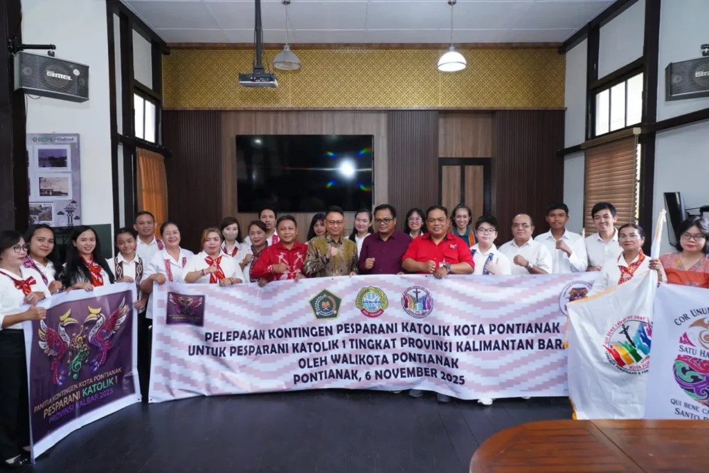 Kontingen Pesparani Kota Pontianak foto bersama Wali Kota Pontianak Edi Rusdi Kamtono.