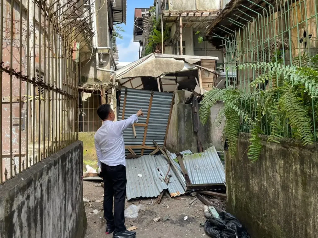 Wali Kota Pontianak Edi Rusdi Kamtono meninjau lokasi dua bangunan ruko yang ambruk di Jalan Indragiri Barat akibat dugaan pencurian material bangunan.