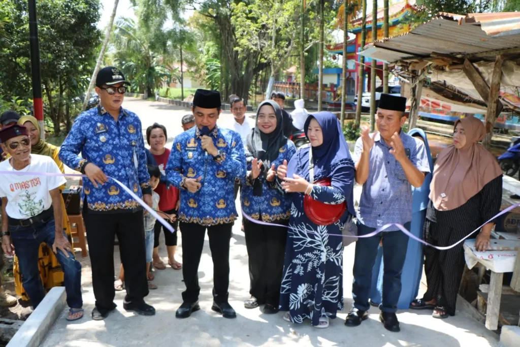 Wakil Wali Kota Pontianak Bahasan meresmikan jembatan yang dibangun disaksikan warga sekitar.