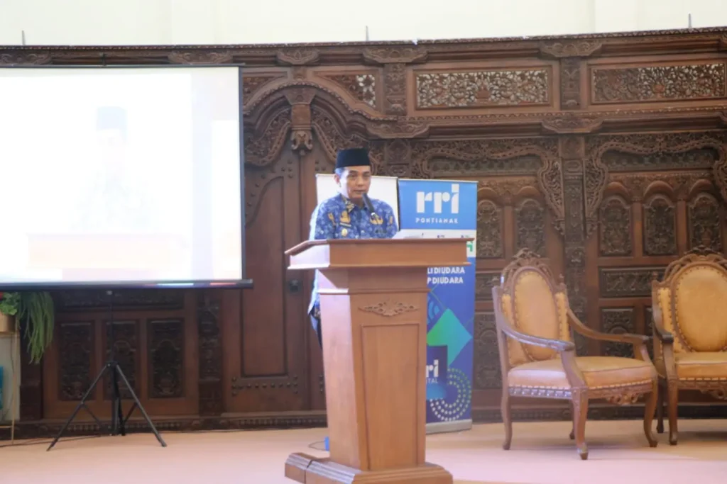 Wakil Wali Kota Pontianak Bahasan saat menyampaikan materi dalam Program Kita Indonesia dengan tema 'Anak Indonesia Barkarakter' yang digelar RRI Pontianak.