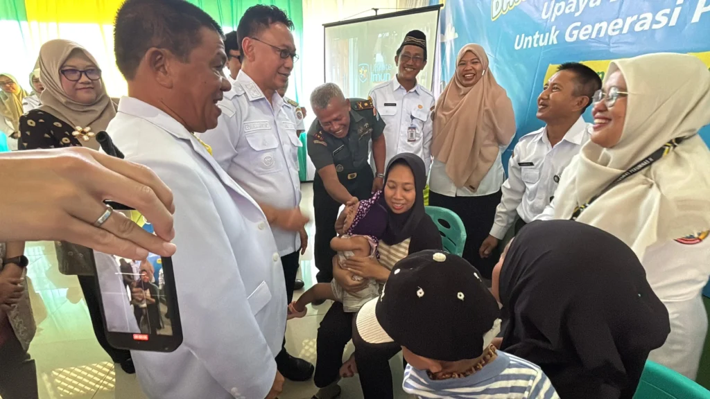 Wali Kota Pontianak Edi Rusdi Kamtono berbincang dengan orang tua balita saat peluncuran program Imunisasi Kejar Japanese Encephalitis (JE) di Pontianak Barat, Rabu (12/11/2025).