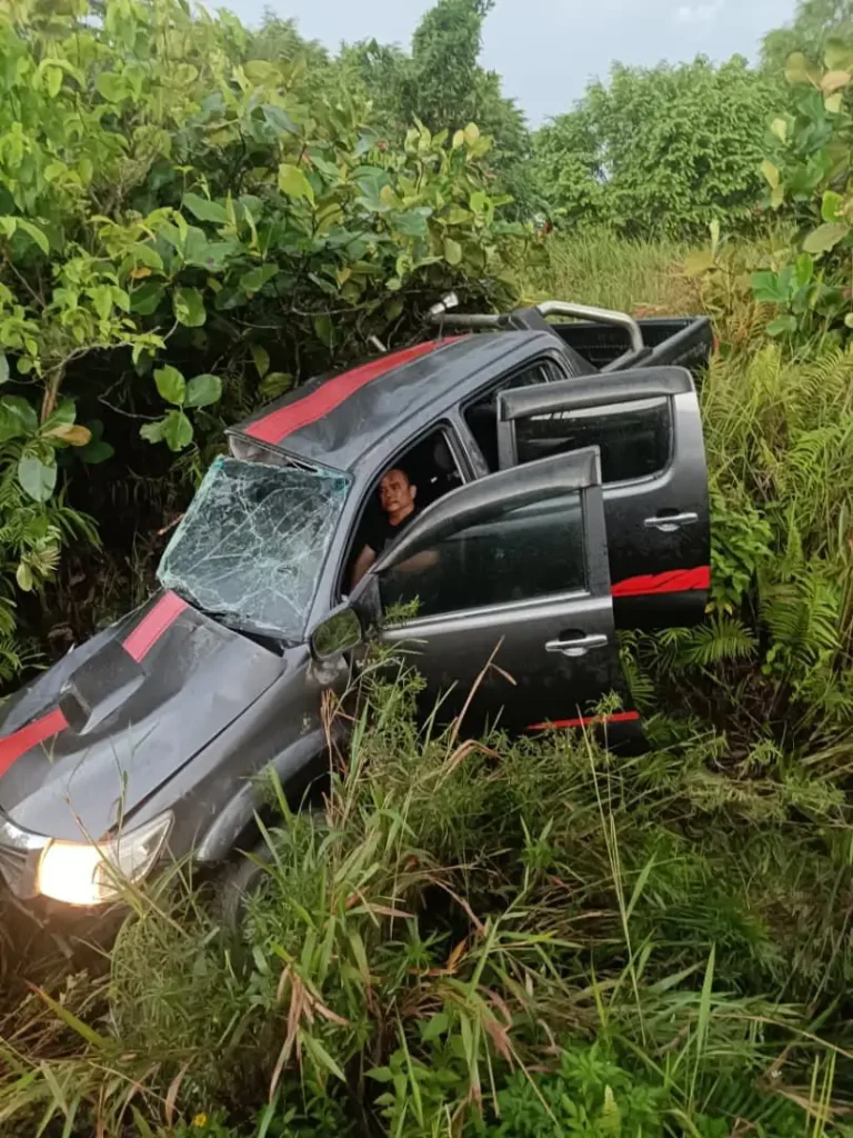Mobil double cabin ringsek pasca tabrakan maut dengan truk trailer di jalan Bintulu-Miri, Sarawak, yang menewaskan seorang warga Indonesia.